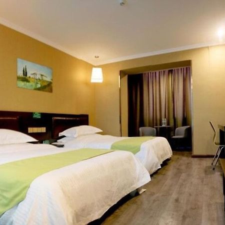 Greentree Wulumuqi Airport Hotel Urumqi Esterno foto