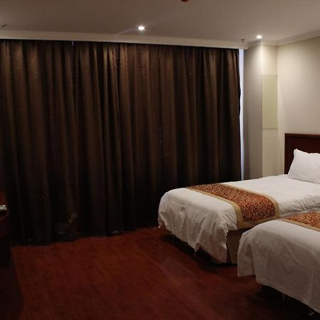 Greentree Wulumuqi Airport Hotel Urumqi Esterno foto