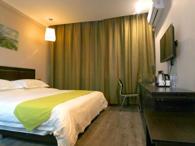 Greentree Wulumuqi Airport Hotel Urumqi Esterno foto