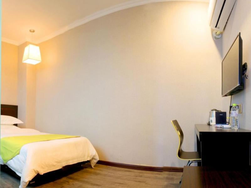 Greentree Wulumuqi Airport Hotel Urumqi Esterno foto