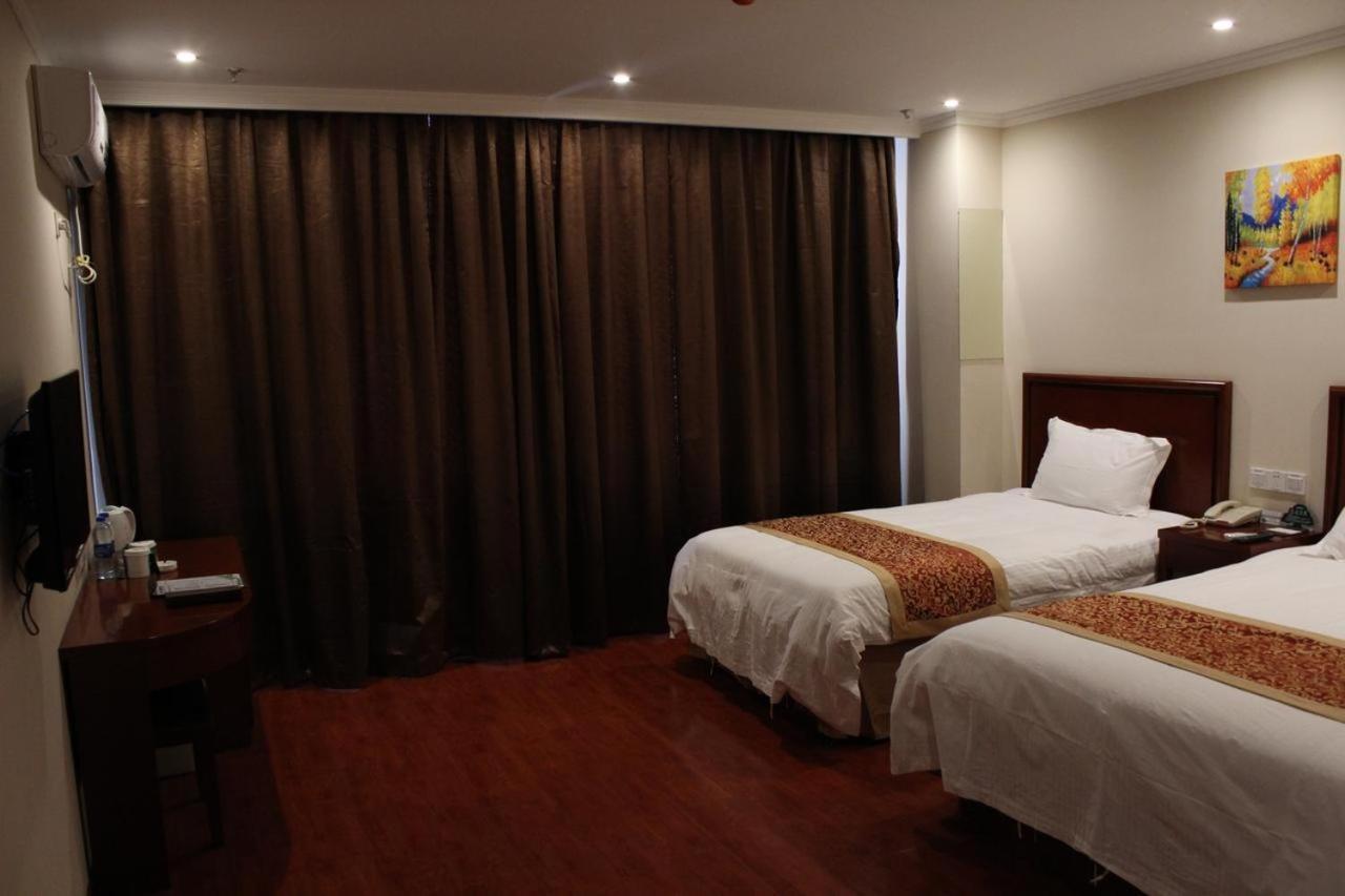 Greentree Wulumuqi Airport Hotel Urumqi Esterno foto