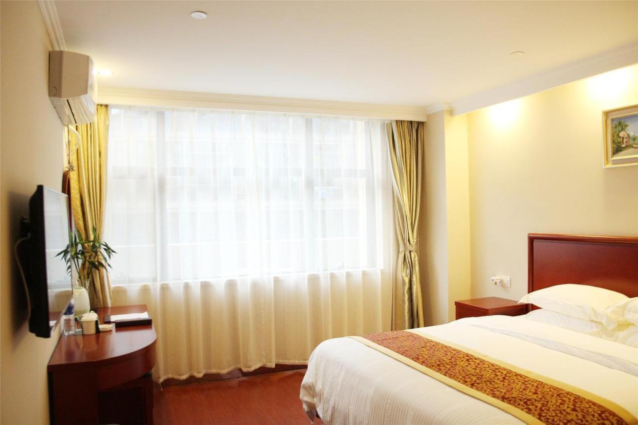 Greentree Wulumuqi Airport Hotel Urumqi Esterno foto